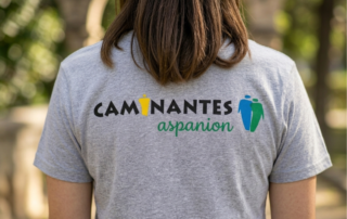 Joven de Caminantes ASPANION con la camiseta del grupo