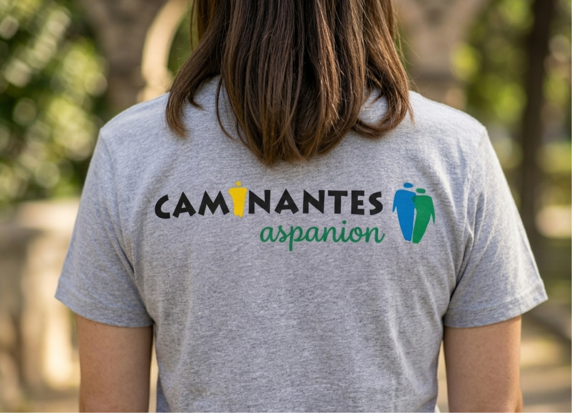 Joven de Caminantes ASPANION con la camiseta del grupo
