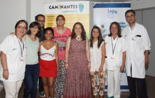 Caminantes ASPANION junto al equipo sanitario